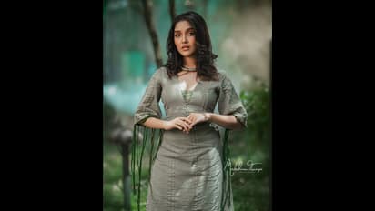 16 வயசு தான்... ஆனால் போஸ் கொடுப்பது ஹீரோயின் போல்!  முட்டிக்கு மேல் உடை அனிகா வெளியிட்ட போட்டோஸ்..!