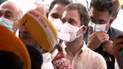 किसानों के लिए नारा लगाते पहुंचे राहुल गांधी, संजय राउत, मनोज झा, बस में बैठकर पहुंचे जंतर-मंतर