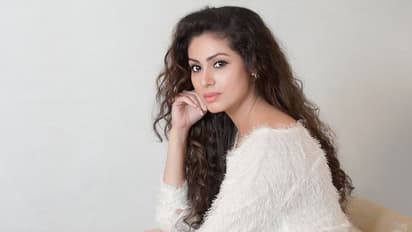 sadha latest : ஜெயம் சதாவின் செம ஹாட் லுக்..தாவணி பதுமையின் கிக் அடிக்கும் போஸ்..