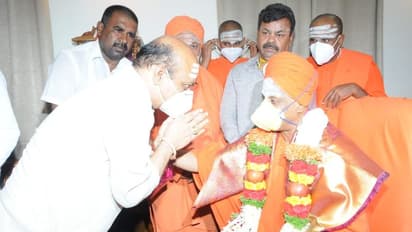 ತುಮಕೂರು: ಸಿದ್ಧಗಂಗಾ ಮಠದ ಶ್ರೀಗಳ ಆಶೀರ್ವಾದ ಪಡೆದ ಸಿಎಂ ಬೊಮ್ಮಾಯಿ