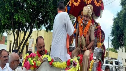 न कोई दुल्हन न कोई बारात फिर भी ये पुलिस अफसर बना दूल्हा, जब बग्घी में बैठे तो हर आंख से निकले आंसू