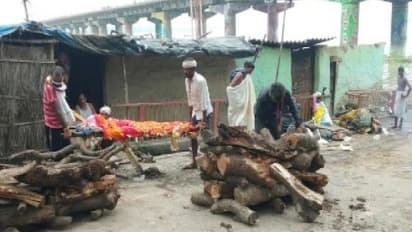 गंगा नदी ने दिखाया रौद्र रुप: बाढ़ में डूबे श्मशान घाट, सड़क पर होने लगे अंतिम संस्कार