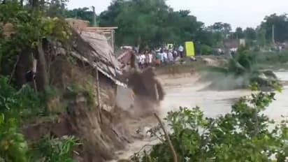 ভয়াবহ ভাঙন গঙ্গায়, সবার চোখের সামনে তলিয়ে গেল শতাধিক বাড়ি