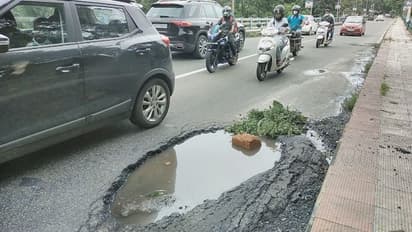 അപകടം വിളിച്ചുവരുത്തി കക്കാഴം മേൽപ്പാലത്തിലെ കുഴി, തിരിഞ്ഞുനോക്കാതെ പൊതുമരാമത്ത് അധികൃതർ