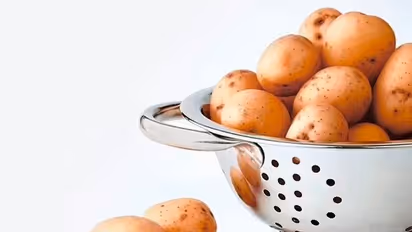 Kitchen Hacks : ഉരുളക്കിഴങ്ങിന്‍റെ തൊലി കളയാൻ ഇതാ ഒരെളുപ്പവഴി; വീഡിയോ