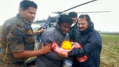 MP बारिश की अब तक की सबसे मार्मिक तस्वीर,जब कलेक्टर-SP ने 1 माह की मासूम को गोद में उठाया तो आ गए आंसू