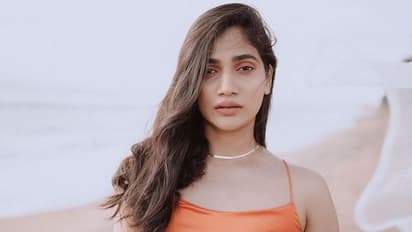 ஆரஞ்ச் பழம் போல்.... கும்முனு மாறிய லாஸ்லியா!! இடுப்பை வளைத்து காட்டி வேறலெவல் ஹாட் போஸ் - வைரலாகும் போட்டோஸ்