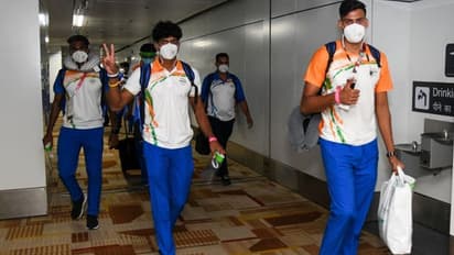 ओलिंपिक टीम का जोरदार स्वागत: नीरज की मां ने किया बेटे का वेलकम, प्रशंसकों ने पूनिया को कंधे पर उठाया