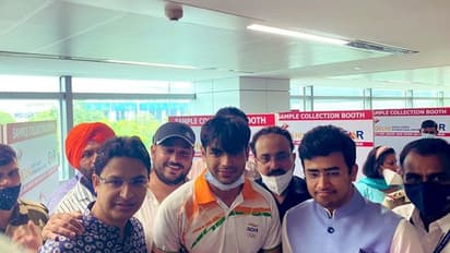 इस तरह एक-दूसरे से मिले नीरज चोपड़ा और रवि दहिया, फोटो में देखें कैसे हुआ खिलाड़ियों का स्वागत