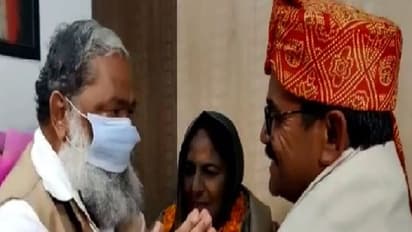 हरियाणा के गृहमंत्री विज ने नीरज चोपड़ा के गांव जाकर माता-पिता के छुए पैर, कही-दिल छू लेने वाली बात