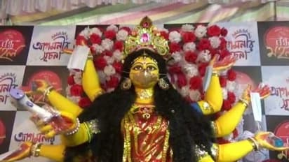 20 ഗ്രാമിന്റെ സ്വർണമാസ്ക് , സാനിറ്റൈസറും തെർമൽ ഗണ്ണും കൈകളിലേന്തി ഒരു ദുർഗ പ്രതിമ