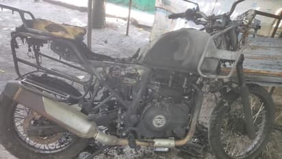 വീടിന് സമീപം സൂക്ഷിച്ചിരുന്ന ബൈക്ക് കത്തിനശിച്ചു