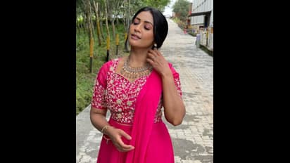 തൂവെള്ളയില്‍ സുന്ദരിയായി നവ്യാ നായര്‍- ഫോട്ടോ