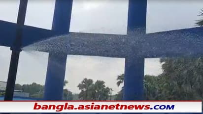 উদ্বোধনের আগেই বিপত্তি, পাইপ ফেটে খাবার জল ভেসে যাচ্ছে রাস্তা দিয়ে