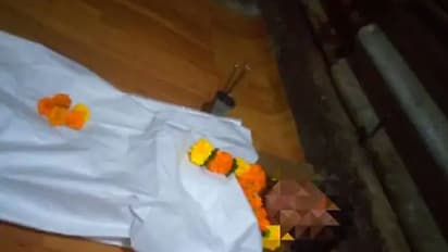 SHOCKING: 8 साल का जिंदा बच्चा कफन में लिपटा है लेकिन इस तस्वीर के पीछे का सच बहुत चौंकाने वाला है...