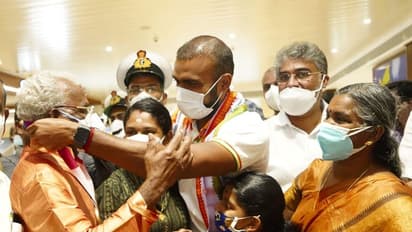 ഒളിംപിക് മെഡല് അച്ഛന്റെ കഴുത്തിലണിഞ്ഞ് ശ്രീജേഷ്