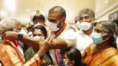 एयरपोर्ट पर पहुंचते ही पुरुष हॉकी टीम के गोलकीपर ने जीता दिल, पिता को मेडल पहनाकर लग गया उनके गले