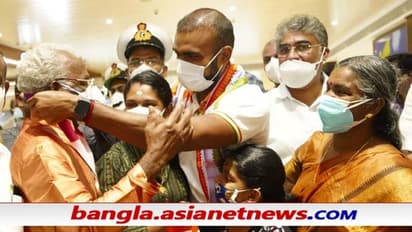 দেশে ফিরেই বাবার গলায় পদক পরিয়ে দিলেন শ্রীজেশ, কেন তিনিই ভারতের নতুন 'ওয়ালে'র হিরো জানেন