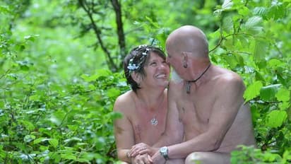 വസ്ത്രങ്ങള്‍ പണ്ടേ അലര്‍ജി; പത്തുവര്‍ഷമായി  ഈ ദമ്പതികള്‍ ജീവിക്കുന്നത് നഗ്‌നരായി!