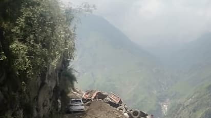 ഹിമാചലില് വന് മണ്ണിടിച്ചില്; വാഹനങ്ങളുടെ മുകളിലേക്ക് പാറയടക്കം ഇടിഞ്ഞു വീണു, രണ്ടുമരണം