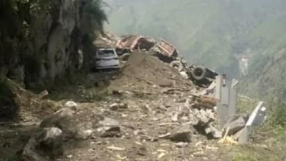 हिमाचल में कुदरत का कहर: 40 यात्रियों से भरी बस पर आ गिरीं चट्टानें..तस्वीरों में देखिए डरावना मंजर