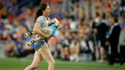 फुटबॉल मैच के दौरान ऐसा क्या हुआ कि बीच मैदान में पहुंच गई मां, बेटे के साथ वायरल हुई फोटो