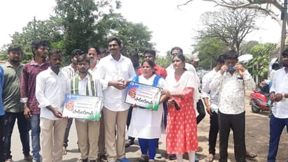 వైఎస్ వర్థంతి: విజయవాడ నుంచి ఇడుపులపాయకు పాదయాత్రగా యువత (వీడియో)