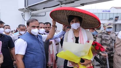 ओलंपिक मेडलिस्ट का जोरदार स्वागत: Lovlina Borgohain को रिसीव करने पहुंचे असम के सीएम, शॉल पहनाकर किया सम्मान