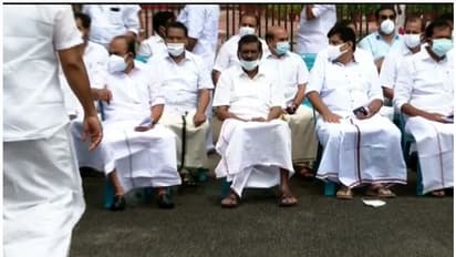 നിയമസഭ ബഹിഷ്കരിച്ച് പ്രതിപക്ഷം; കവാടത്തിൽ പ്രതീകാത്മക സഭ, അടിയന്തരപ്രമേയ അവതരണം