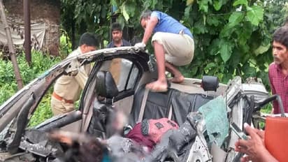 भयावह हादसा: पिचक कर चकनाचूर हुई कार, परिवार के 5 लोगों की मौत..लाशों के बीच फंसी एक बच्ची निकली जिंदा