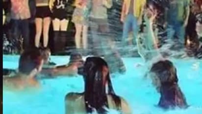 पूल पार्टी में शराब पीकर नाच रहीं थीं लड़कियां, एक लड़का आया तो फोड़ दिया सिर और तोड़े दांत..