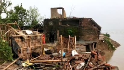 জল বাড়ছে গঙ্গায়, রাক্ষুসে ভাঙনে তলিয়ে যাচ্ছে গ্রামের পর গ্রাম, দেখুন ভয়ঙ্কর ছবি