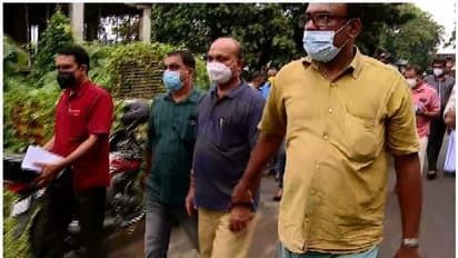 കടുത്തുരുത്തിയിൽ സ്റ്റേഷന് മുന്നില് വെച്ച് കൈക്കൂലി വാങ്ങവേ എസ്ഐ പിടിയില്