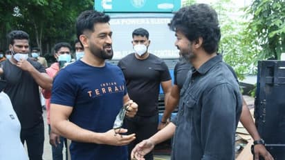 'ബീസ്റ്റ്' ലൊക്കേഷനിലെത്തി ധോണി; സോഷ്യല്‍ മീഡിയ കീഴടക്കി 'തല-ദളപതി' കൂടിക്കാഴ്ച