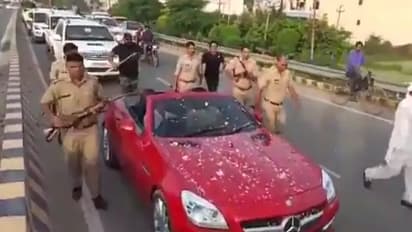 ये फिल्मी नहीं हकीकत है: देखिए विधायक का जलवा, जब मर्सिडीज में निकले तो यूं पीछे दौड़े पुलिसकर्मी