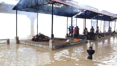 बिहार में बाढ़ की डरावनी तस्वीरें, चिता को आग लगाना मुश्किल, कमर तक पानी में डूब हो रहा अंतिम संस्कार