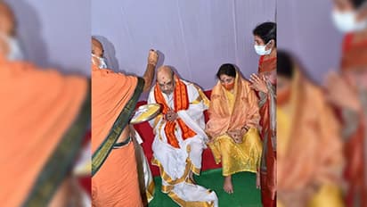 স্ত্রীকে সঙ্গে নিয়ে শ্রীশৈলম মন্দিরে পুজো অমিত শাহের, দেখুন মন্দিরের ভিতরের ছবি