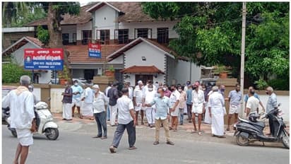 ക്രിട്ടിക്കല് കണ്ടെയിന്മെന്റ് സോണില് ആളെകൂട്ടി: പൊലീസിനെതിരെ നാട്ടുകാരുടെ പരാതി