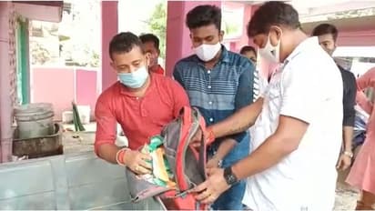 রাস্তা থেকে তুলে আগলে রেখেছেন শতাধিক জাতীয় পতাকা, ঠাঁই দিয়েছেন ট্রাঙ্কে