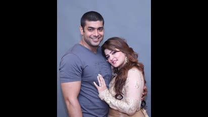 জল্পনা নয়, কাগজে কলমেই রোশনের থেকে মুক্তি চাইলেন শ্রাবন্তী - শরীরী নেশা, না কিসের টান