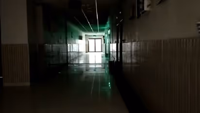 রাত হলেই হাসপাতালে আচমকা শোনা যাচ্ছে আর্তনাদ, হাওয়ায় উড়ে আসছে অ্যাসিডের বোতল, দেখুন ছবি