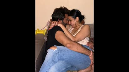 ಪ್ರೀತಿಗೆ ಫಿಲ್ಟರ್ ಇಲ್ಲ ಎನ್ನುತ್ತ ಗಂಡನಿಗೆ ಓಪನ್ನಾಗಿ ಕಿಸ್  ಮಾಡಿದ ಬಿಗ್ಬಾಸ್ ಬ್ಯೂಟಿ!