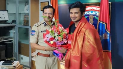 సీపీ సజ్జనార్ నుంచి సన్మానం అందుకున్న హీరో నిఖిల్..