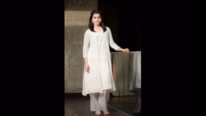 உச்சு மண்டையில் நச்சுனு ஒரு கொண்டை!! வித்தியாசமான கெட்டப்பில் பிங்க் நிற சோலியில் ஜொலிக்கும் சமந்தா!!