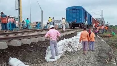 জঙ্গিপুর ও ফরাক্কার মাঝে রেললাইনে ধস, বড় দুর্ঘটনা এড়ালেন যাত্রীরা