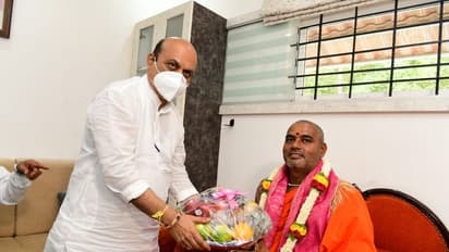 ಬೇಡಿಕೆ ಈಡೇರಿಸಿ ಶ್ರೀಗಳನ್ನ ಕಾರ್ಯಕ್ರಮಕ್ಕೆ ಆಹ್ವಾನಿಸಿದ ಸಿಎಂ ಬೊಮ್ಮಾಯಿ