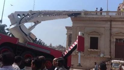 స్వాతంత్య్ర దినోత్సవ వేళ విషాదం: జెండా కడుతుండగా విరిగిన క్రేన్.. ముగ్గురు సిబ్బంది దుర్మరణం