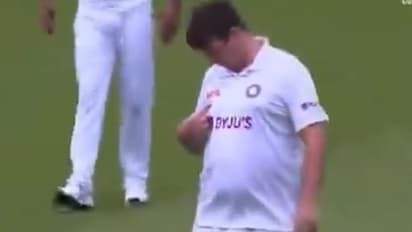 ಟೀಂ ಇಂಡಿಯಾ ಪರ ಆಡಲು ಮೈದಾನಕ್ಕಿಳಿದ ಇಂಗ್ಲೆಂಡ್ ಅಭಿಮಾನಿ; ವಶಕ್ಕೆ ಪಡೆದ ಭದ್ರತಾ ಸಿಬ್ಬಂದಿ!