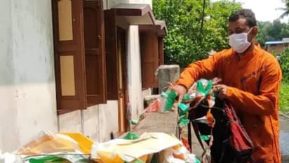 വഴിയരികിൽ ഉപേക്ഷിച്ചു പോകുന്ന ദേശീയപതാകകൾ ശേഖരിക്കുന്നു, വീട്ടിലുള്ളത് ഒരുലക്ഷത്തോളം പതാകകൾ