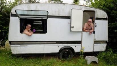 വിവാഹിതരായത് നഗ്നരായി, ജീവിക്കുന്നതും നഗ്നരായി വാനിനുള്ളിൽ, ജലസംവിധാനമോ വൈദ്യുതിയോ ഇല്ല